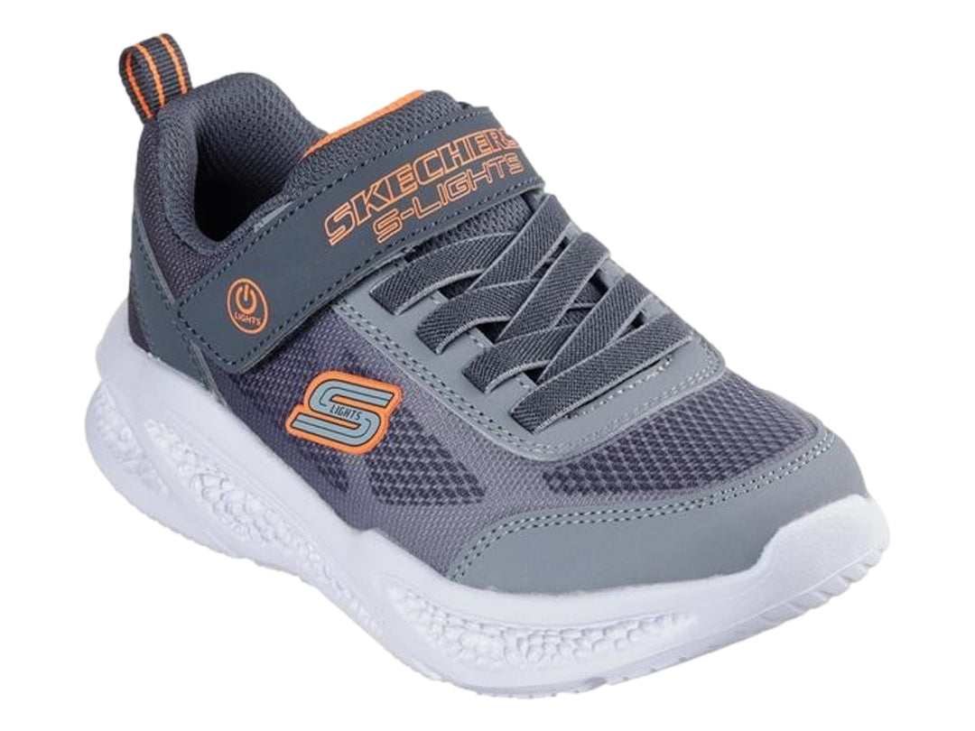Tenis deportivos Skechers S-Lights en color gris y blanco con detalles en naranja y suela blanca.