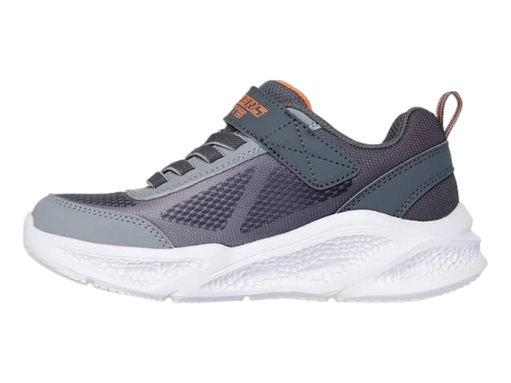Tenis deportivos Skechers S-Lights en color gris y blanco con detalles en naranja y suela blanca.