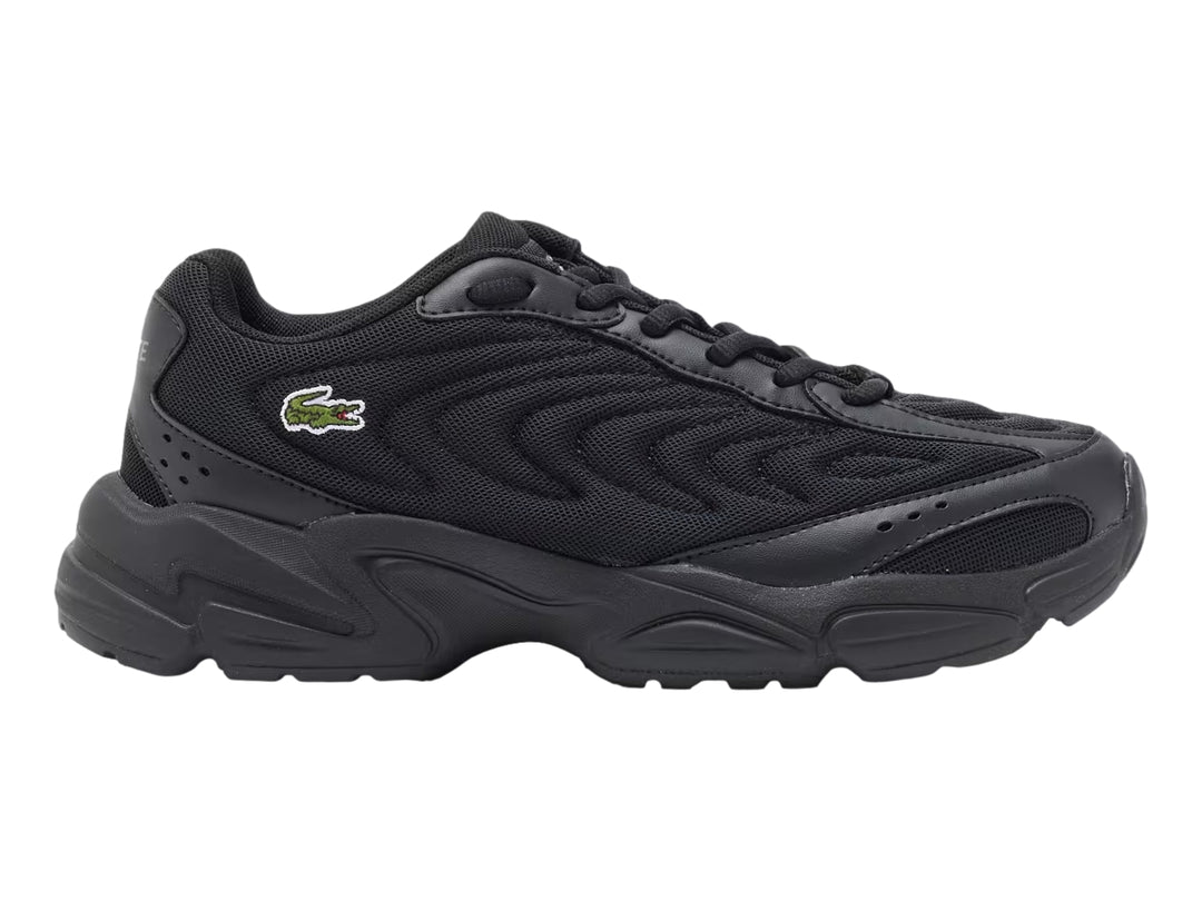 Tenis Lacoste Storm 96 2K Lite color negro para junior con suela gruesa y logo lateral.