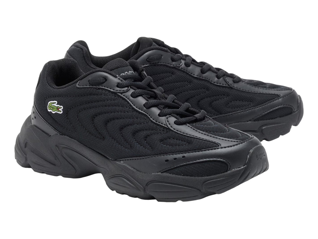 Tenis Lacoste Storm 96 2K Lite color negro para junior con suela gruesa y logo lateral.