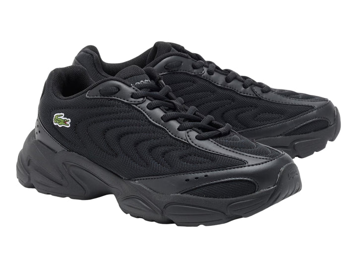 Tenis Lacoste Storm 96 2K Lite color negro para junior con suela gruesa y logo lateral.