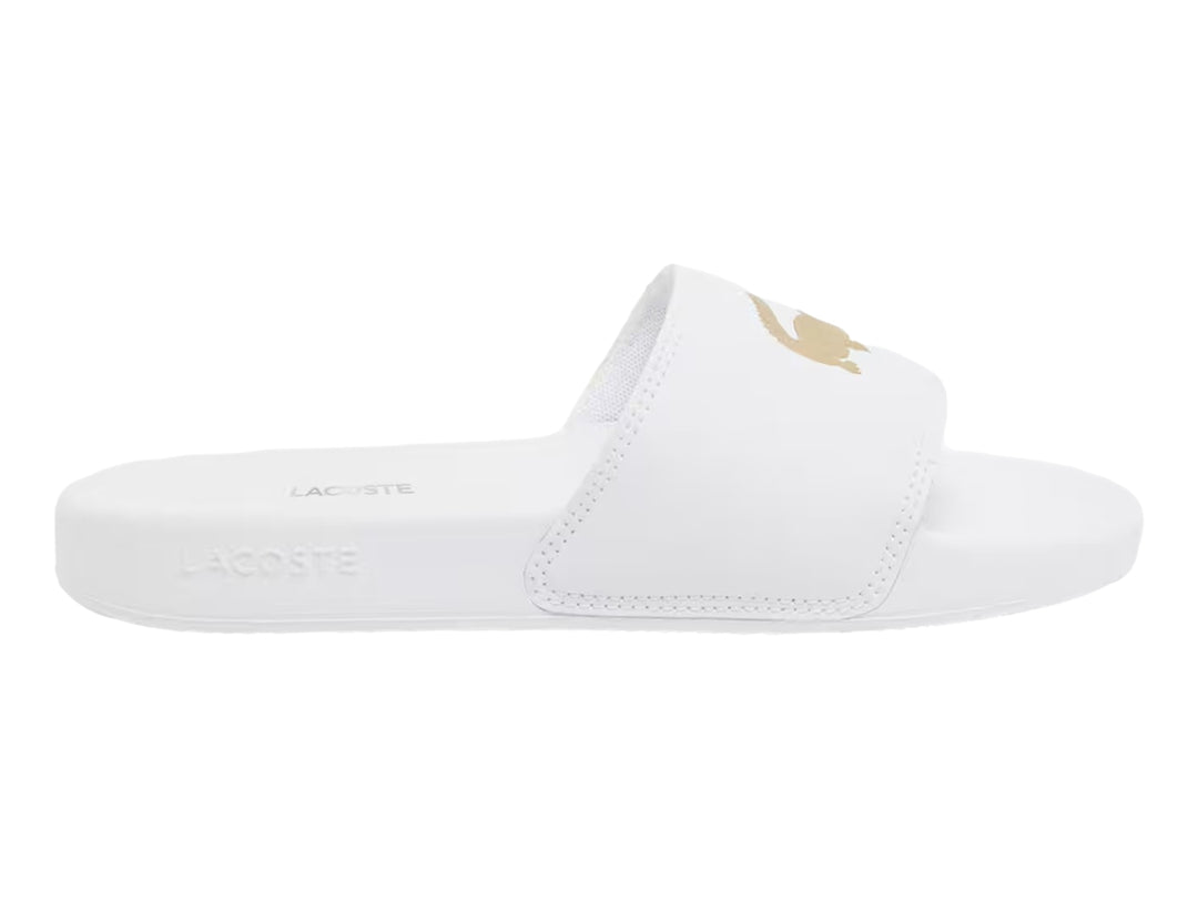 Sandalia Lacoste Serve Slide 0.0 color blanco con logotipo dorado en la banda superior.