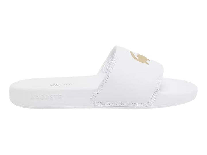Sandalia Lacoste Serve Slide 0.0 color blanco con logotipo dorado en la banda superior.