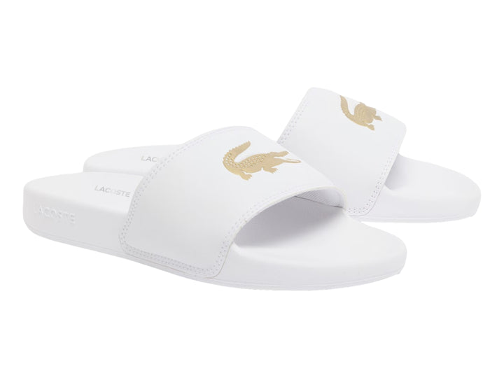 Sandalia Lacoste Serve Slide 0.0 color blanco con logotipo dorado en la banda superior.