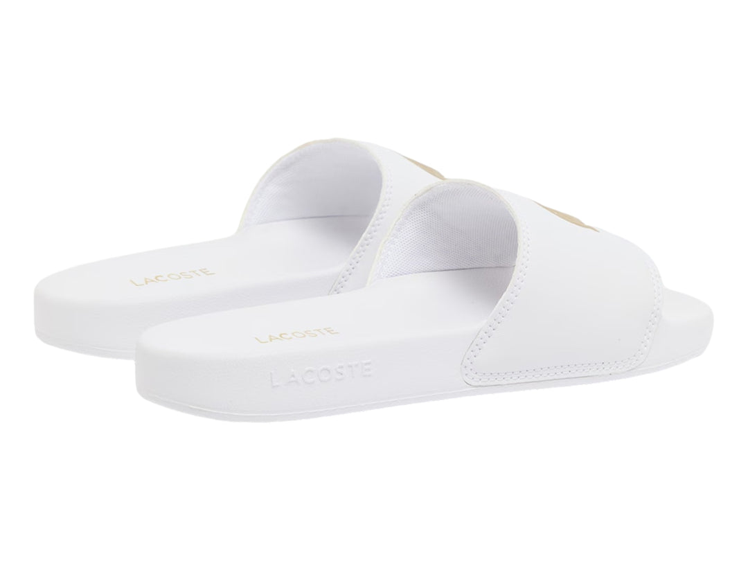 Sandalia Lacoste Serve Slide 0.0 color blanco con logotipo dorado en la banda superior.