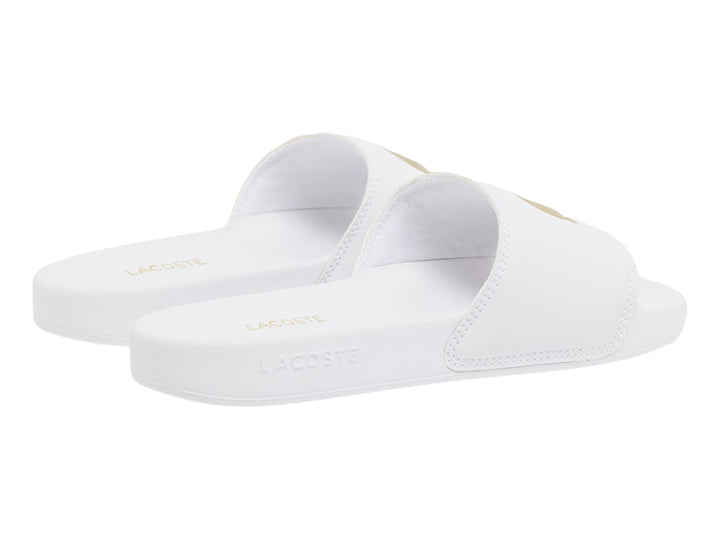Sandalia Lacoste Serve Slide 0.0 color blanco con logotipo dorado en la banda superior.