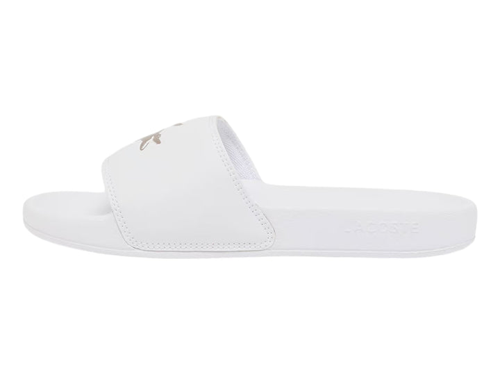 Sandalia Lacoste Serve Slide 0.0 color blanco con logotipo dorado en la banda superior.