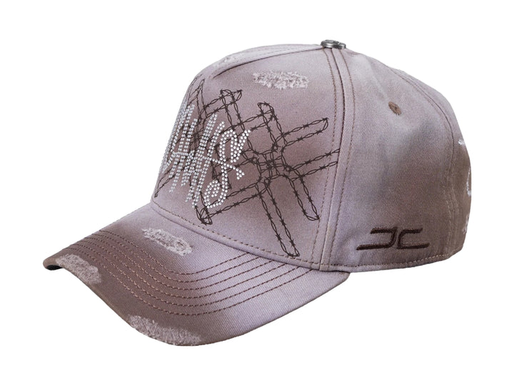 Gorra JC Hats color beige en tela denim con detalles de brillantes y efecto desgastado.