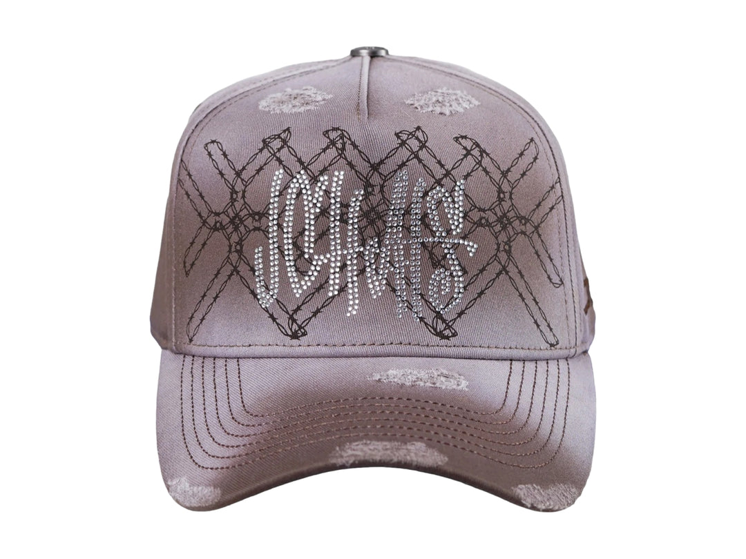 Gorra JC Hats color beige en tela denim con detalles de brillantes y efecto desgastado.