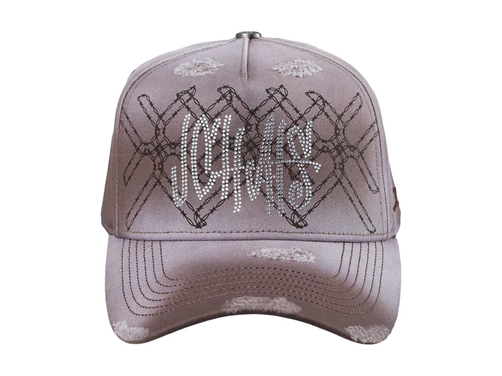 Gorra JC Hats color beige en tela denim con detalles de brillantes y efecto desgastado.