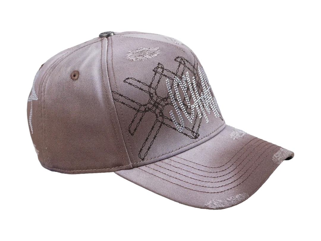 Gorra JC Hats color beige en tela denim con detalles de brillantes y efecto desgastado.