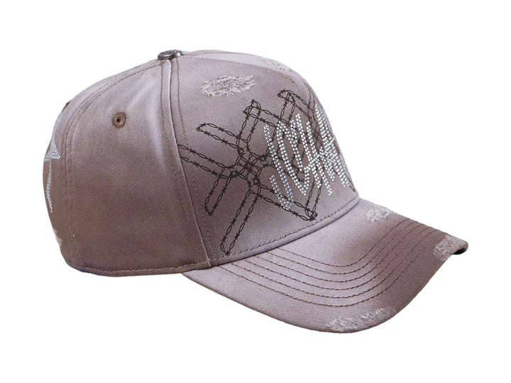 Gorra JC Hats color beige en tela denim con detalles de brillantes y efecto desgastado.
