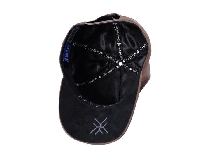 Gorra JC Hats color beige en tela denim con detalles de brillantes y efecto desgastado.