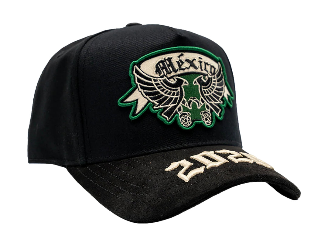 Gorra negra JC Hats con parche de México en verde y blanco y bordado 2026 en la visera.