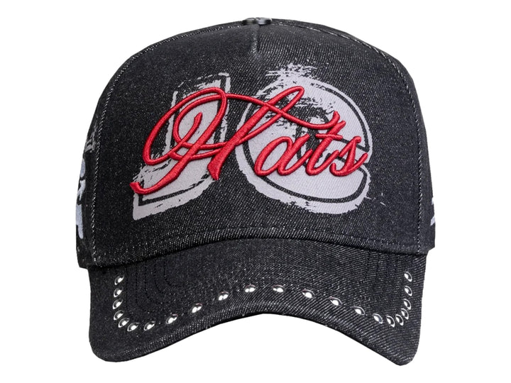 Gorra de mezclilla negra JC Hats con logo rojo bordado y tachuelas plateadas en la visera.