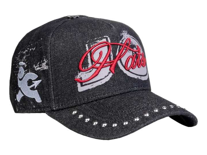 Gorra de mezclilla negra JC Hats con logo rojo bordado y tachuelas plateadas en la visera.