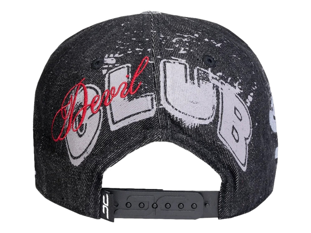 Gorra de mezclilla negra JC Hats con logo rojo bordado y tachuelas plateadas en la visera.