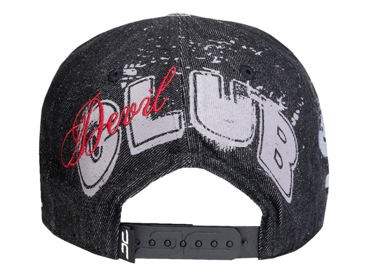 Gorra de mezclilla negra JC Hats con logo rojo bordado y tachuelas plateadas en la visera.