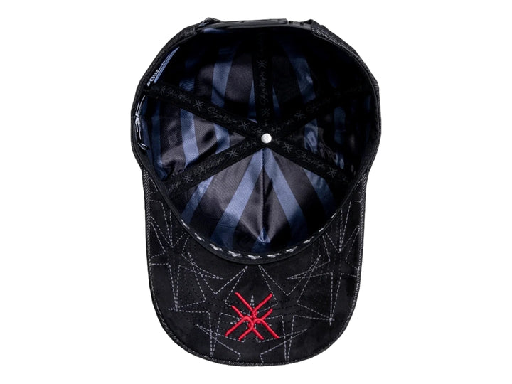 Gorra de mezclilla negra JC Hats con logo rojo bordado y tachuelas plateadas en la visera.