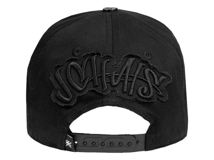 Gorra snapback negra con detalles de perlas plateadas en el frente y diseño gráfico en la visera.