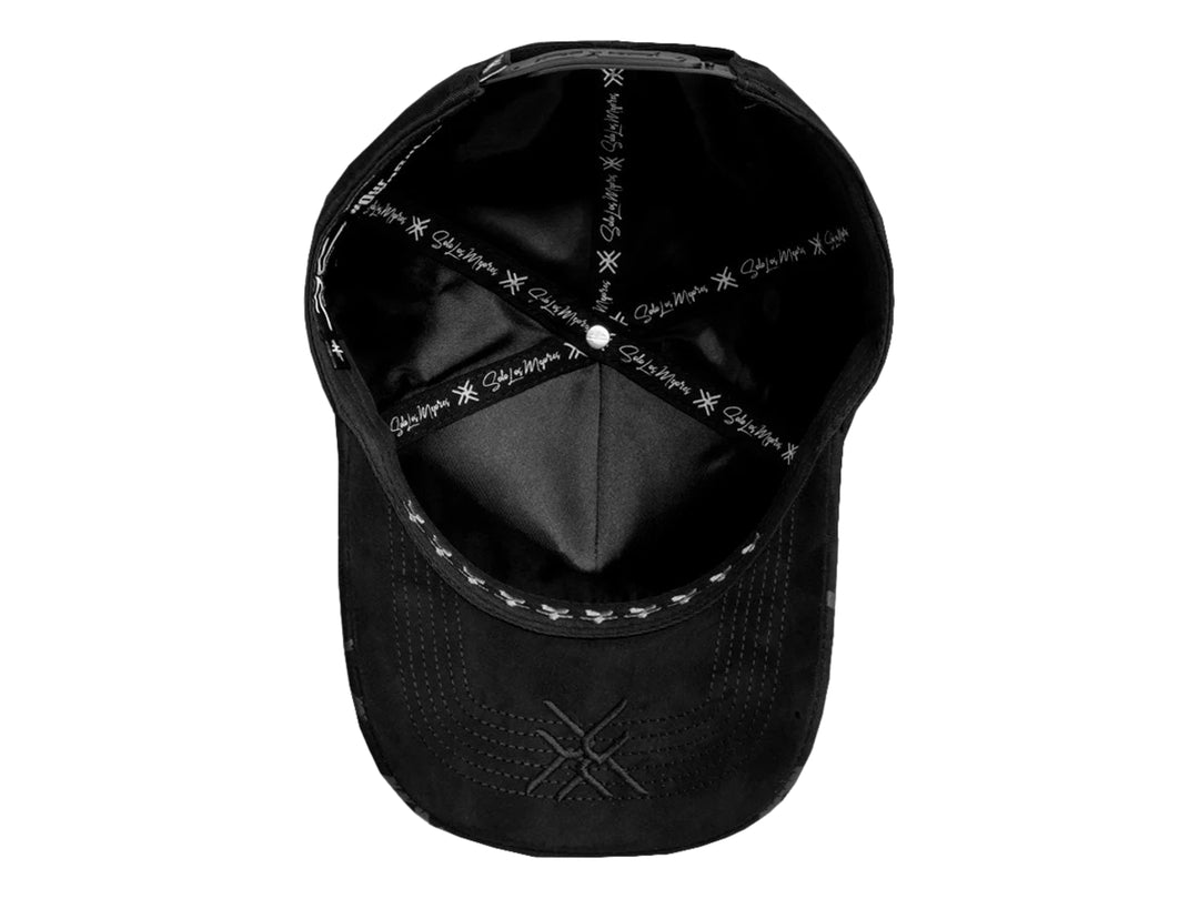 Gorra snapback negra con detalles de perlas plateadas en el frente y diseño gráfico en la visera.