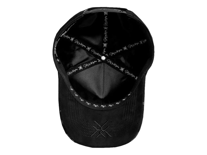 Gorra snapback negra con detalles de perlas plateadas en el frente y diseño gráfico en la visera.