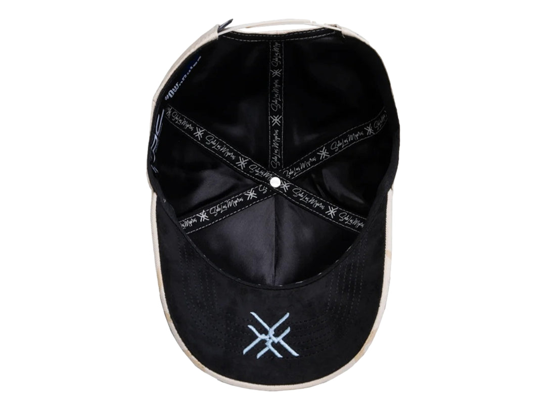 Gorra snapback color beige con un parche azul en forma de estrella decorado con perlas plateadas.