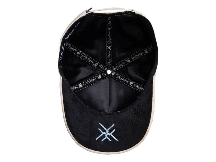 Gorra snapback color beige con un parche azul en forma de estrella decorado con perlas plateadas.