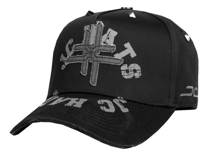 Gorra negra JC HATS con gráficos en gris y pequeños remaches metálicos en la parte superior.