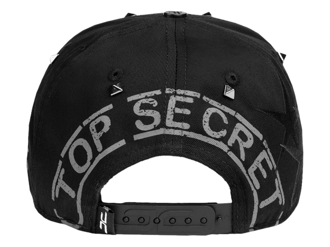 Gorra negra JC HATS con gráficos en gris y pequeños remaches metálicos en la parte superior.