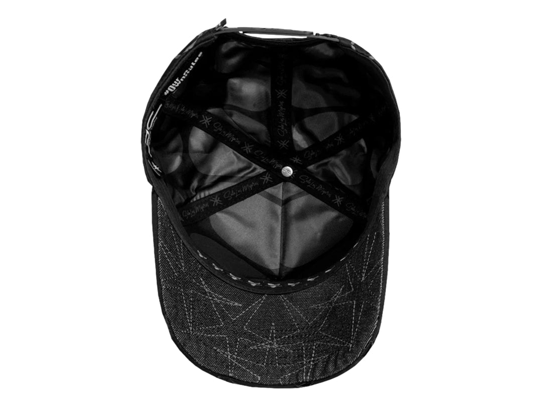 Gorra negra JC HATS con gráficos en gris y pequeños remaches metálicos en la parte superior.