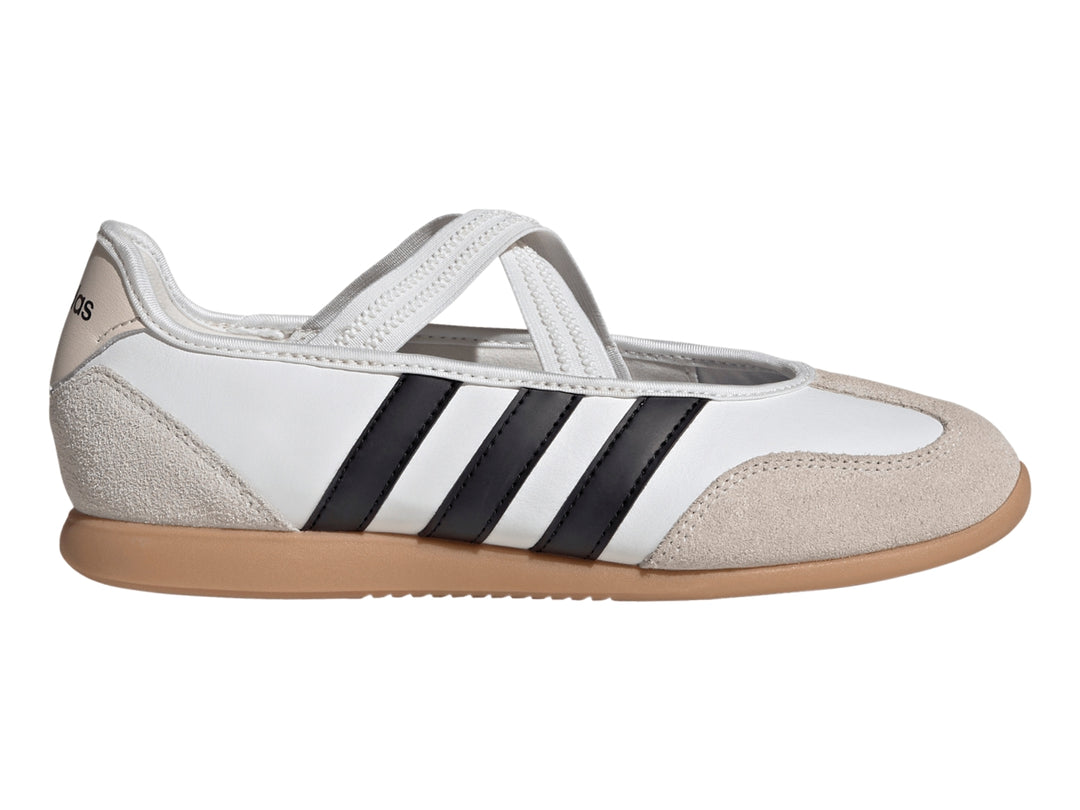 Tenis Adidas Barreda Mary Jane blancos con franjas negras, detalles en beige y suela de goma.