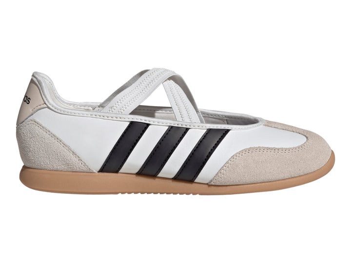Tenis Adidas Barreda Mary Jane blancos con franjas negras, detalles en beige y suela de goma.