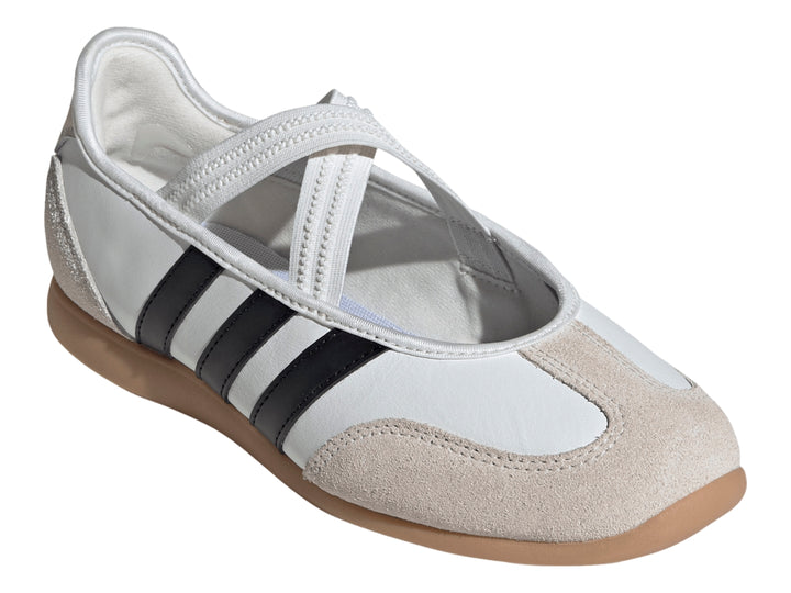 Tenis Adidas Barreda Mary Jane blancos con franjas negras, detalles en beige y suela de goma.