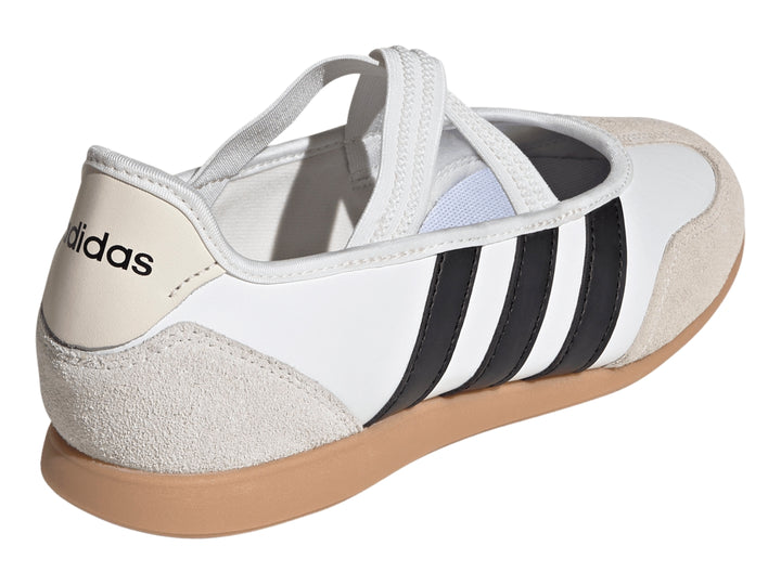 Tenis Adidas Barreda Mary Jane blancos con franjas negras, detalles en beige y suela de goma.