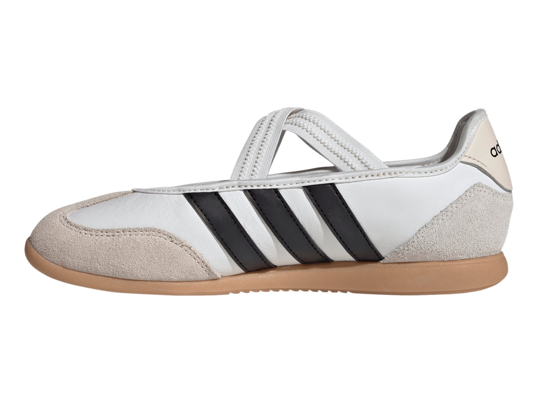 Tenis Adidas Barreda Mary Jane blancos con franjas negras, detalles en beige y suela de goma.