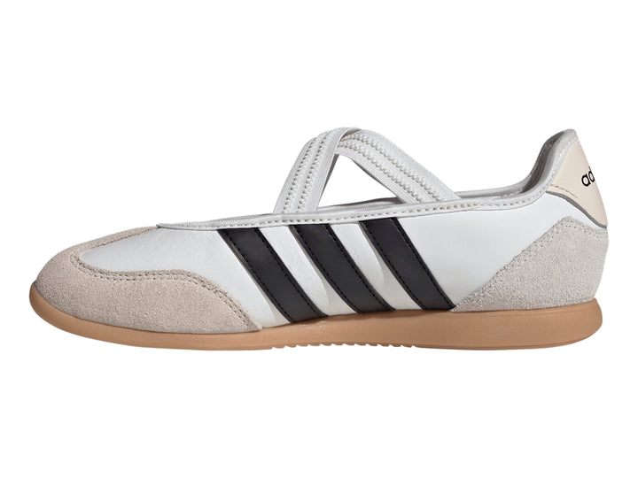 Tenis Adidas Barreda Mary Jane blancos con franjas negras, detalles en beige y suela de goma.
