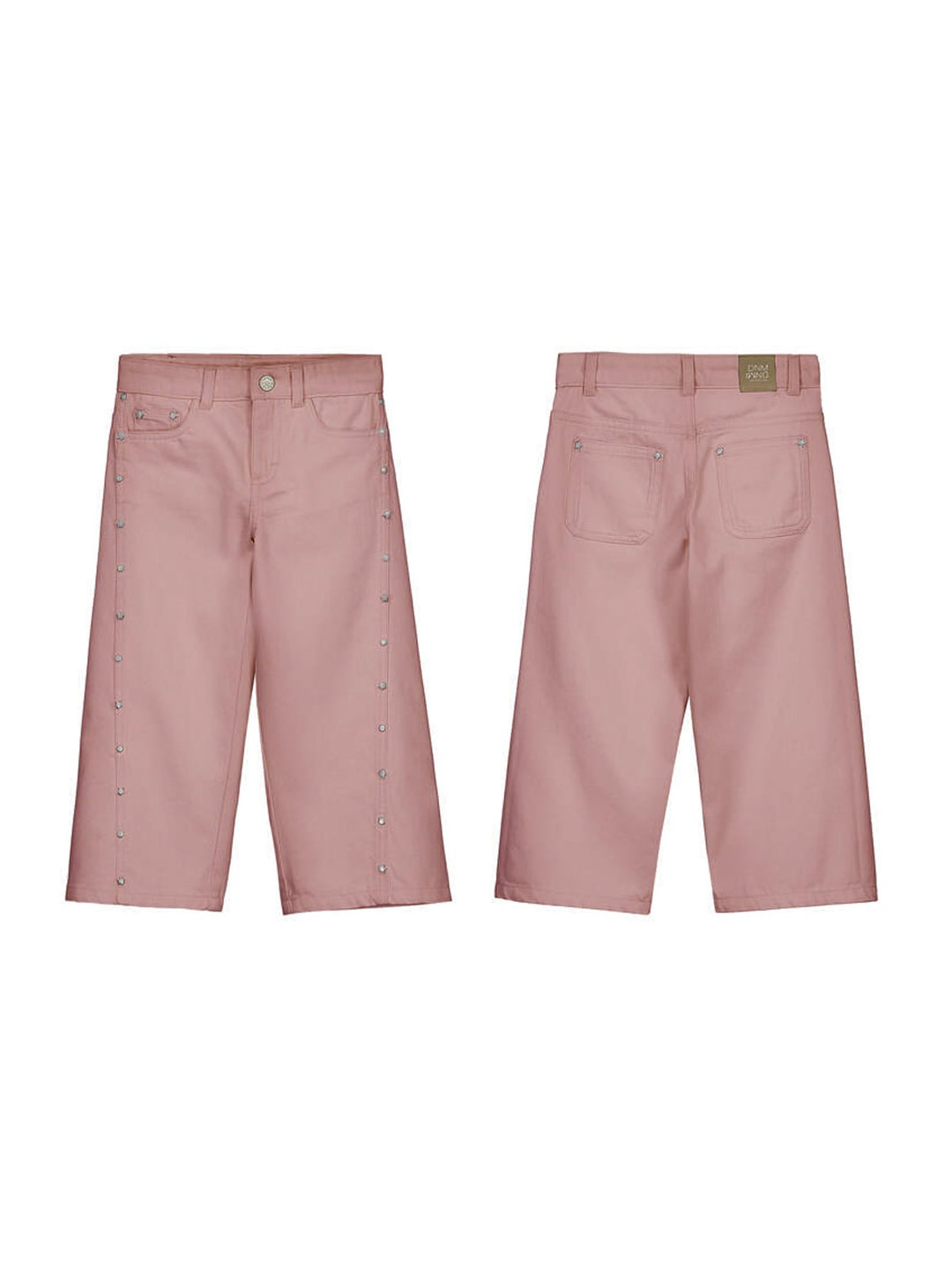 Vista frontal y trasera de pantalón corto ancho color rosa pastel con detalles metálicos laterales.