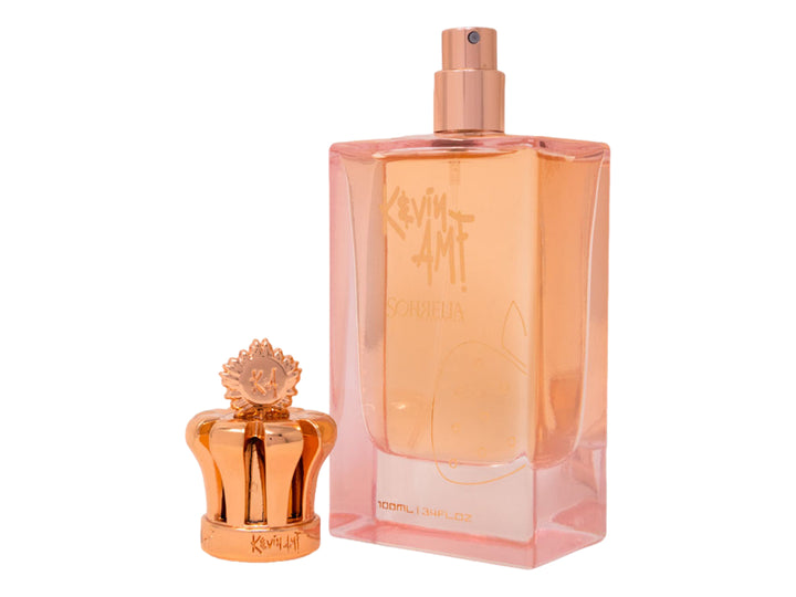Perfume Sohrelia de 100ml con botella de vidrio y tapa dorada junto a su caja de color rosa.