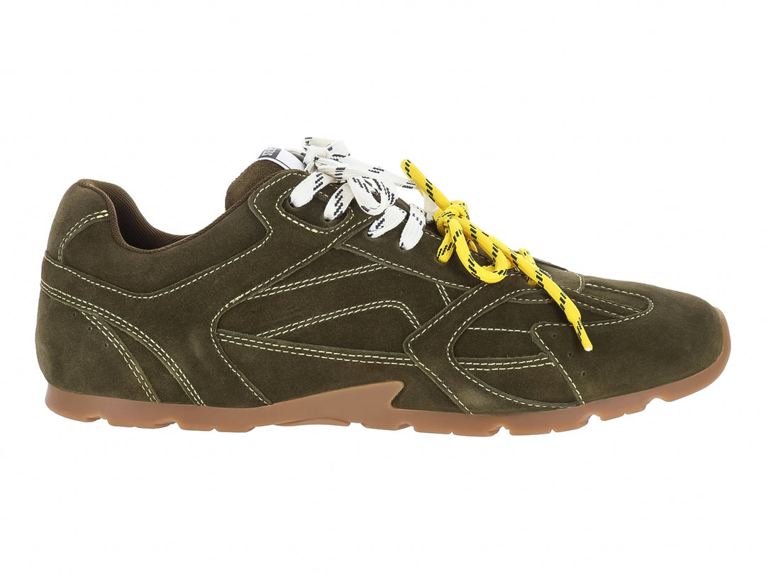 Tenis Steve Madden color oliva con agujetas blancas y amarillas y suela color café.