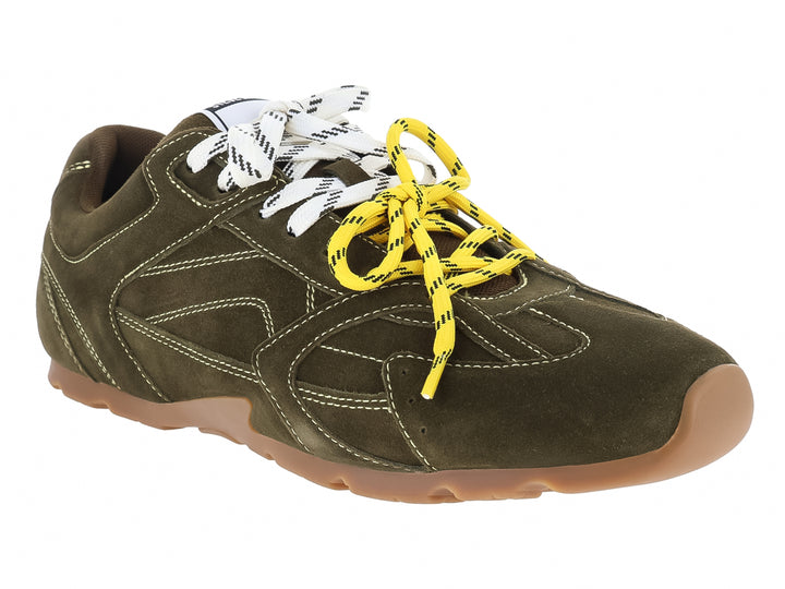 Tenis Steve Madden color oliva con agujetas blancas y amarillas y suela color café.