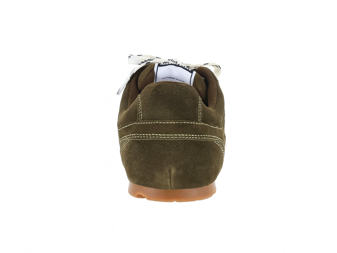 Tenis Steve Madden color oliva con agujetas blancas y amarillas y suela color café.