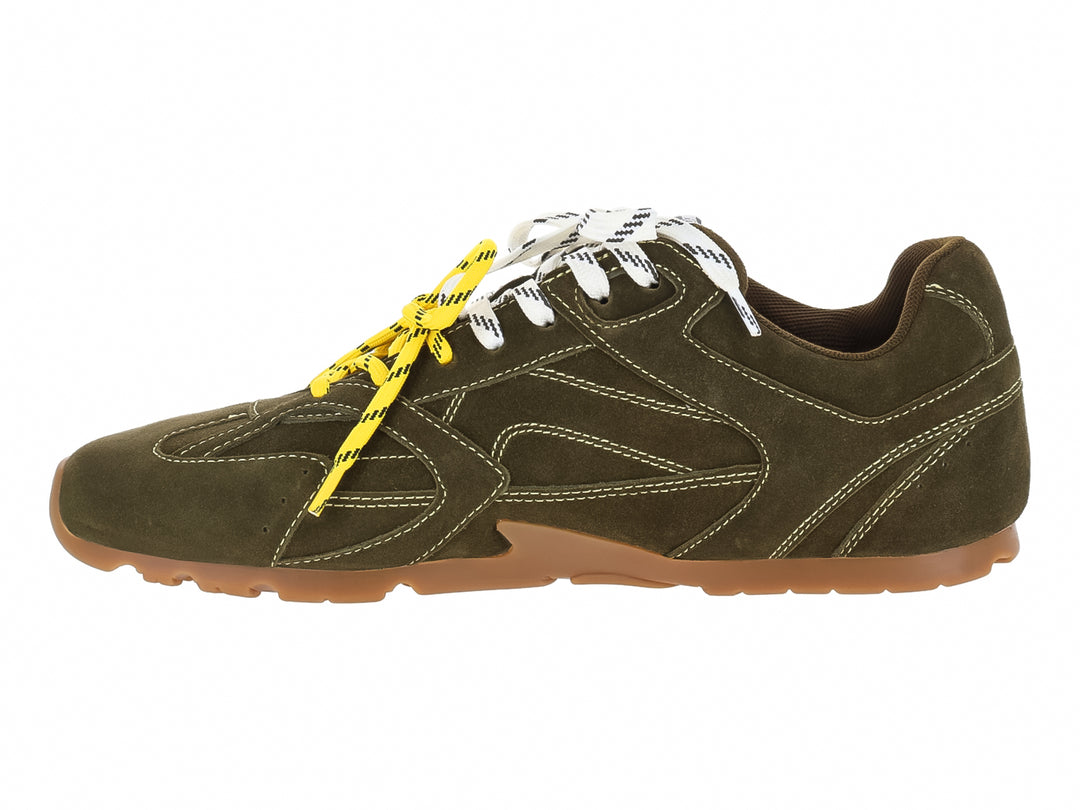 Tenis Steve Madden color oliva con agujetas blancas y amarillas y suela color café.