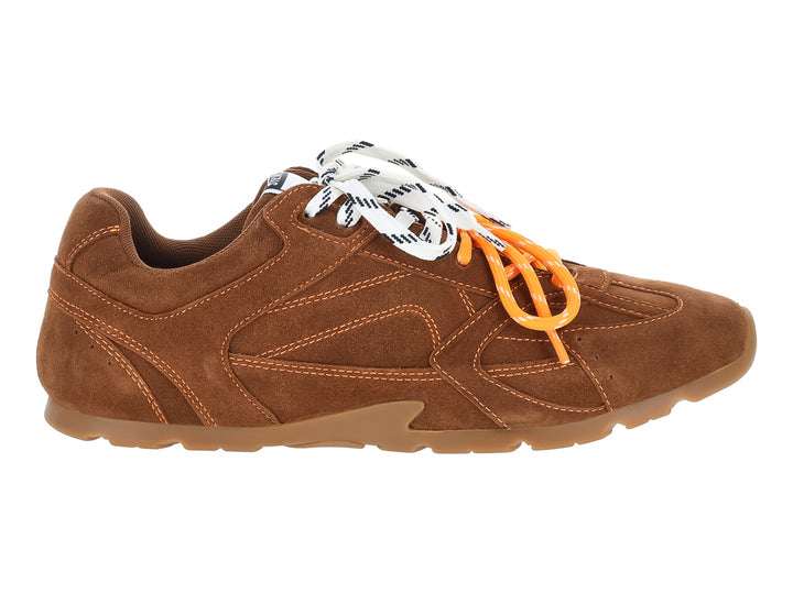 Tenis Steve Madden color chestnut en gamuza con cordones blancos y naranjas.