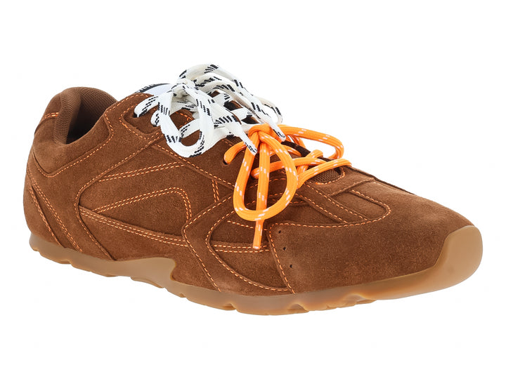 Tenis Steve Madden color chestnut en gamuza con cordones blancos y naranjas.