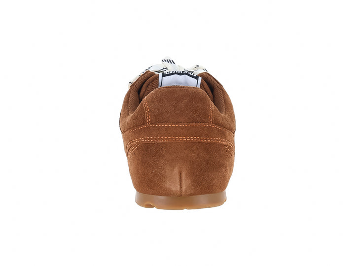 Tenis Steve Madden color chestnut en gamuza con cordones blancos y naranjas.