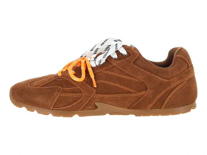 Tenis Steve Madden color chestnut en gamuza con cordones blancos y naranjas.