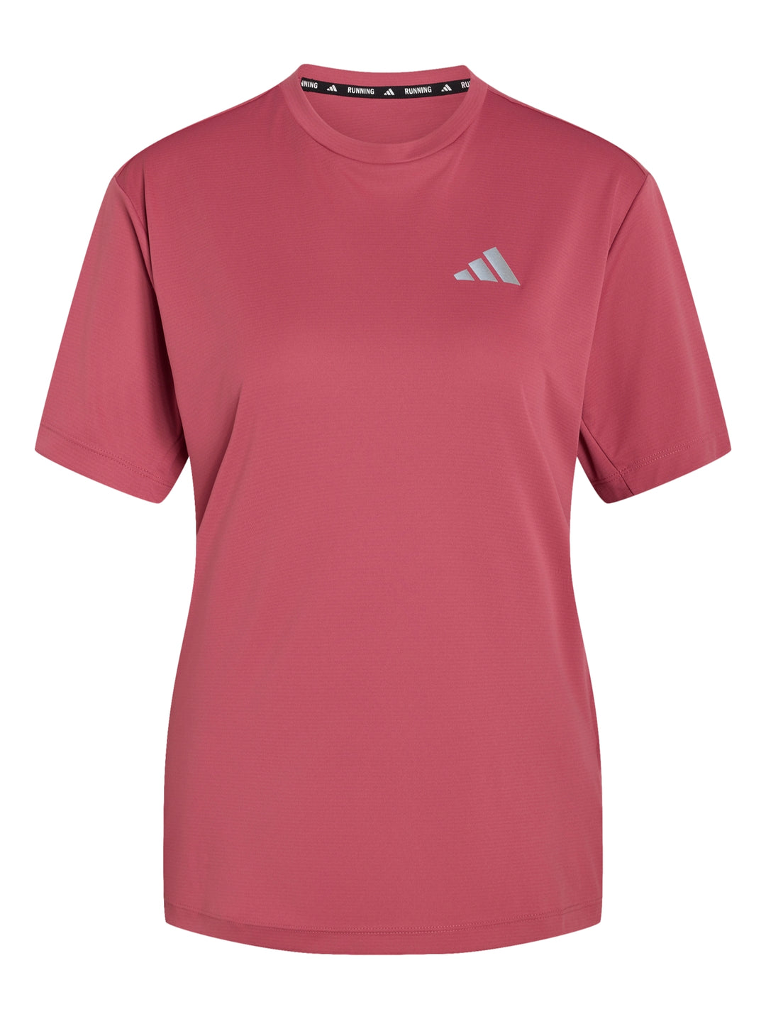 Mujer vistiendo playera deportiva Adidas color magenta y shorts negros.