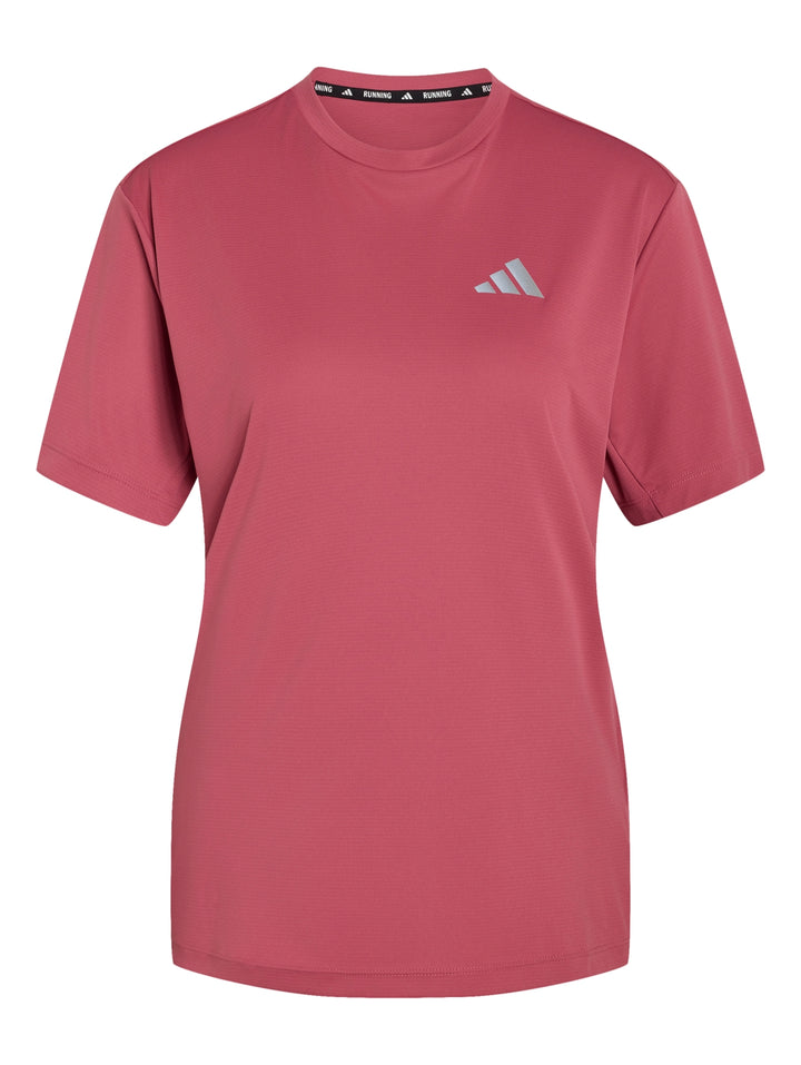 Mujer vistiendo playera deportiva Adidas color magenta y shorts negros.