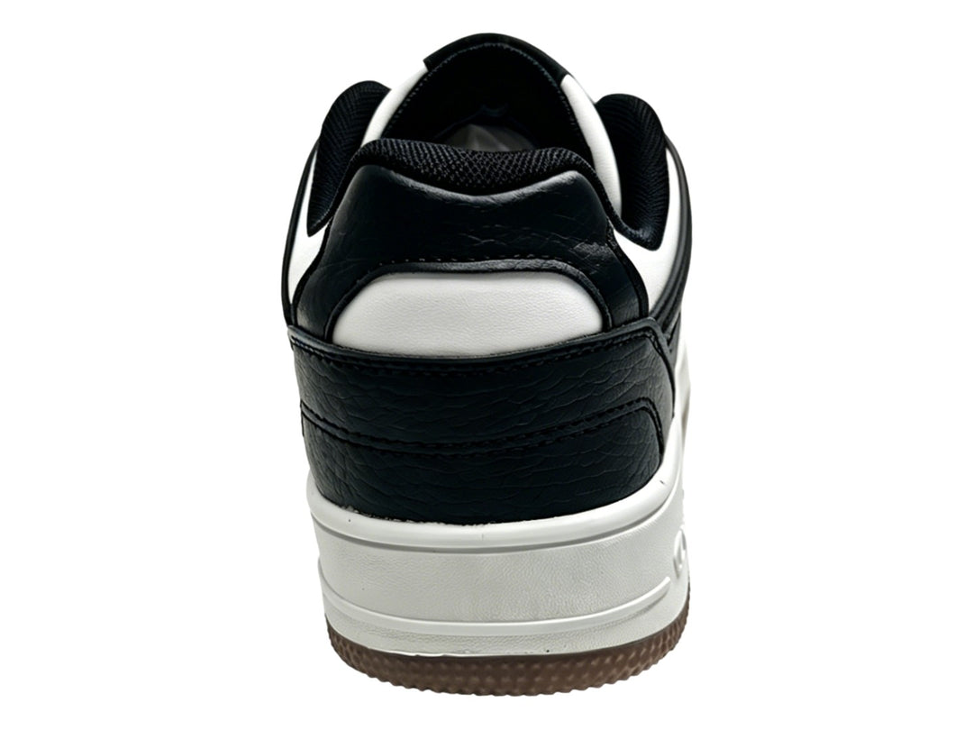 Tenis Champion Ace Cross en colores negro y blanco con suela blanca y detalle de correa velcro.